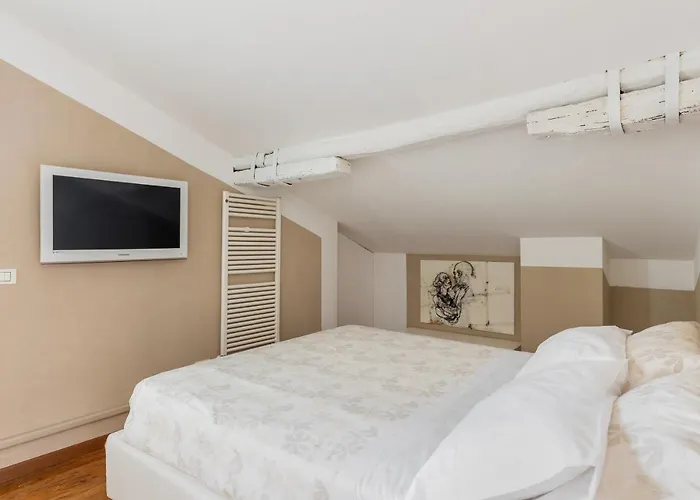 Con Terrazza Tra I Tetti Del Centro 볼로냐